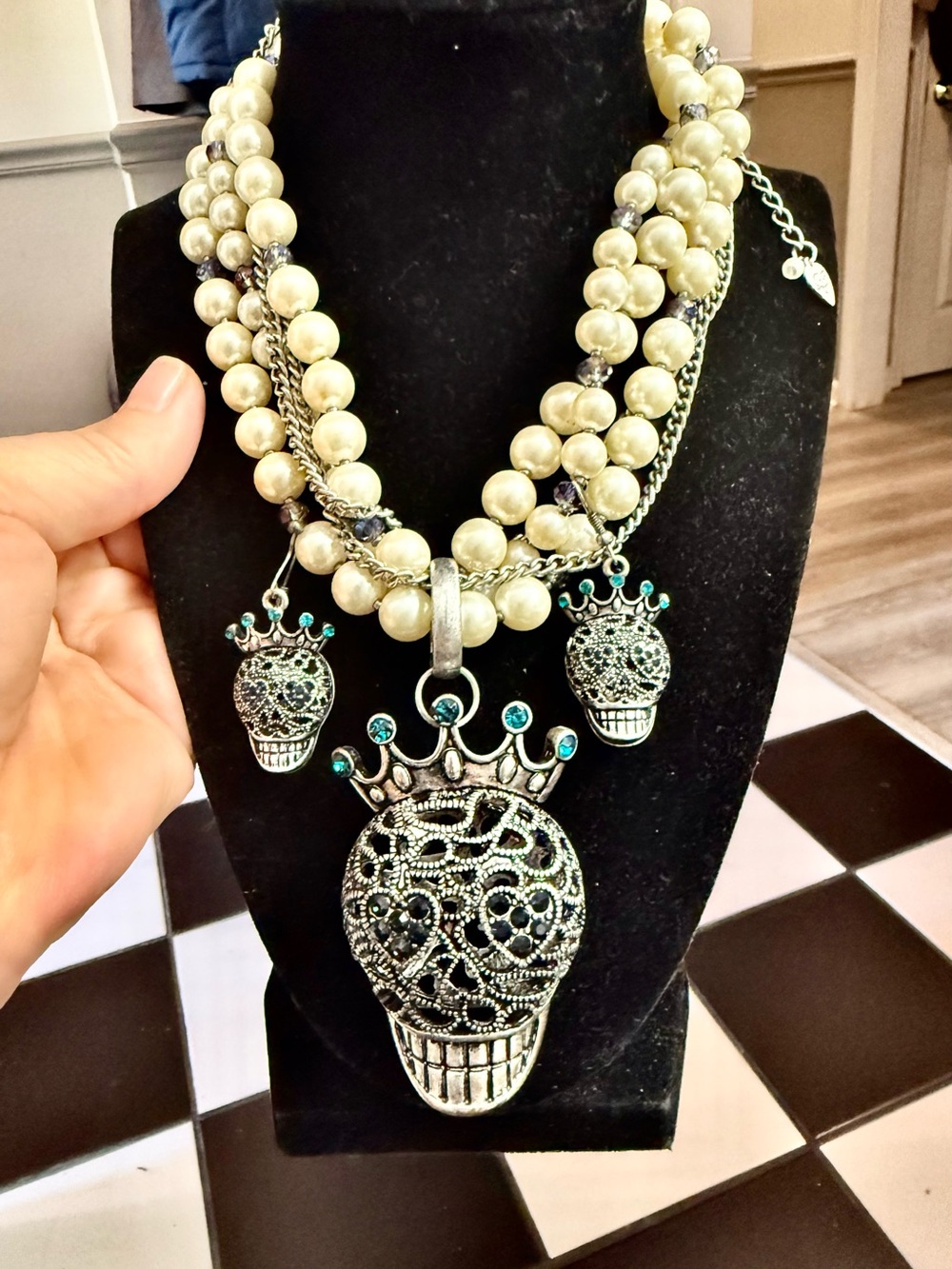Jumbo B Johnson Pearl Necklace with Crowned Skull Pendant and Teal Accents NWOT - Picture 2 of 7